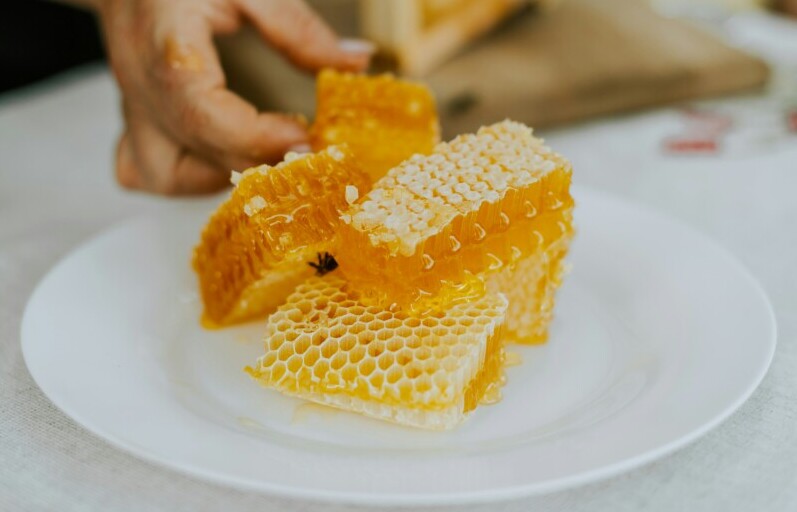honey_comb_on_plate